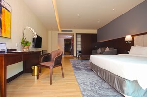 Hypo-allergenic bedding, minibar, in-room safe, desk