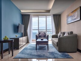 Executive Room | Hypo-allergenic bedding, minibar, in-room safe, desk