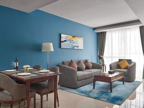 Bộ đồ giường kháng dị ứng, minibar, két bảo mật tại phòng, bàn