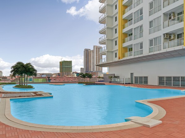 Hồ bơi ngoài trời