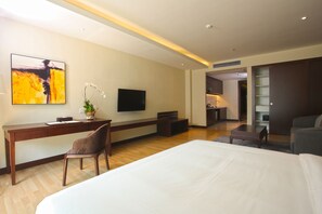 เครื่องนอนป้องกันสารก่อภูมิแพ้, มินิบาร์, ตู้นิรภัยในห้องพัก, โต๊ะทำงาน