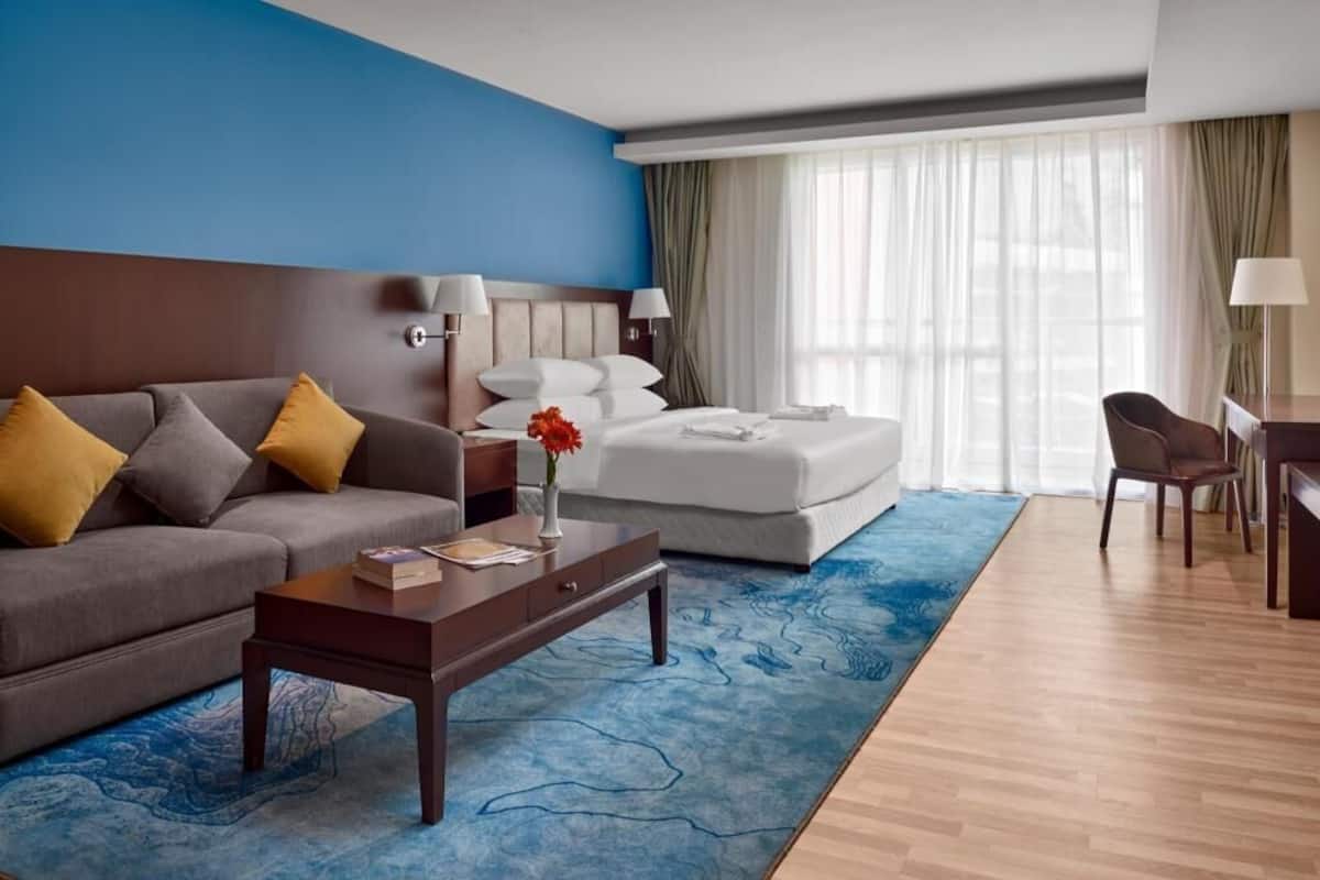 Hypo-allergenic bedding, minibar, in-room safe, desk