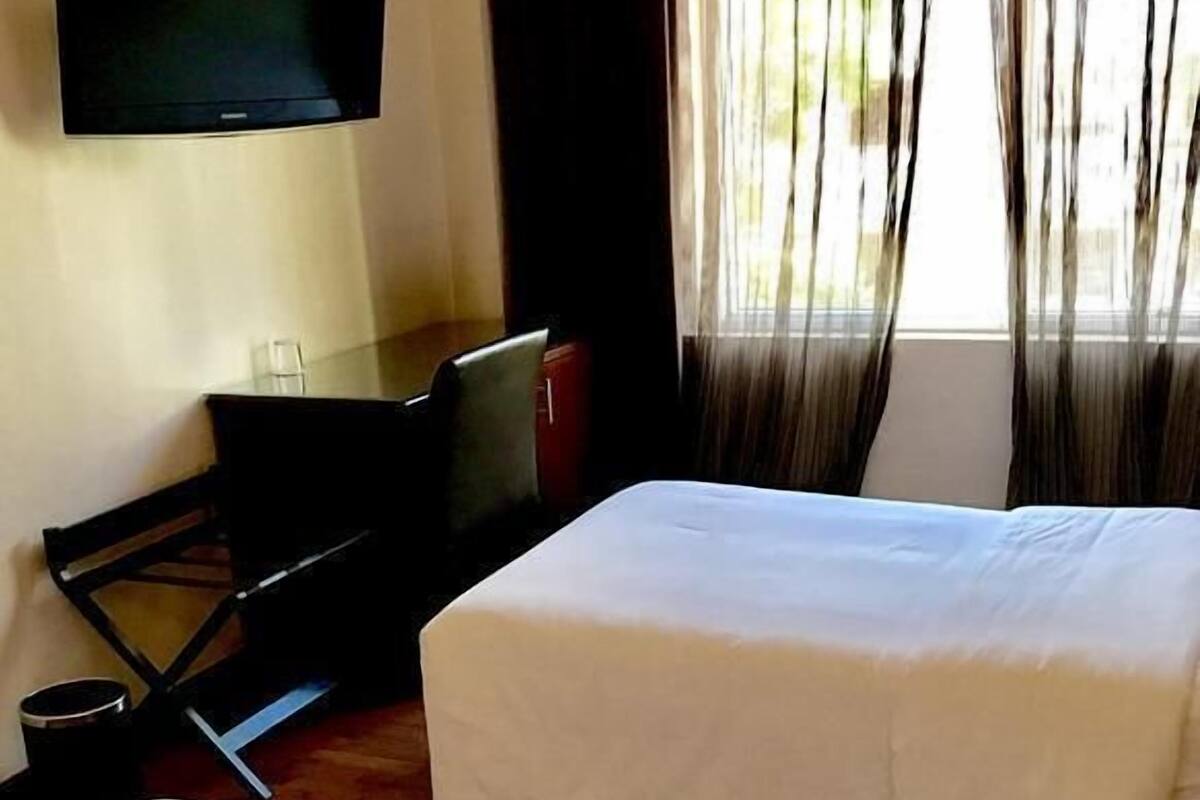 Minibar, caja de seguridad en la habitación y escritorio