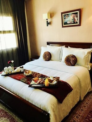 Minibar, coffres-forts dans les chambres, bureau, rideaux occultants