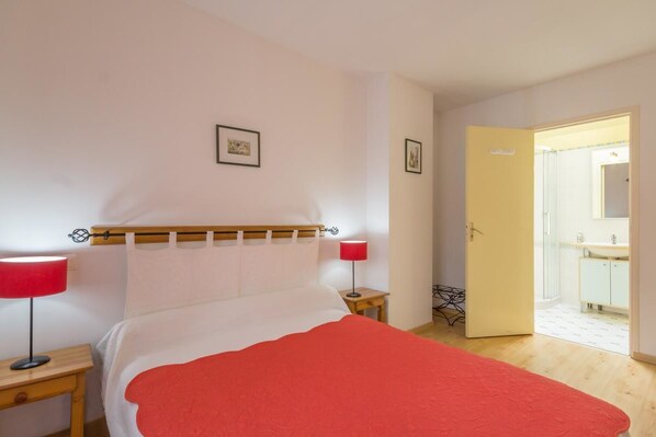 Double Room (Sous Le Chateau) | Individually decorated, individually furnished, desk, blackout curtains