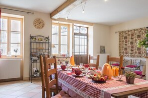 Tägliches inbegriffenes kontinentales Frühstück
