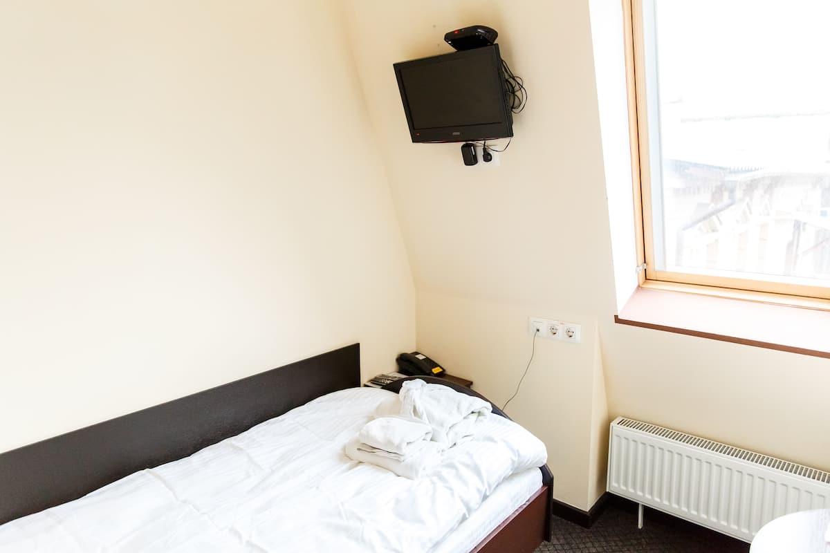Habitación individual económica, baño compartido | Caja fuerte, cortinas opacas, sistema de insonorización