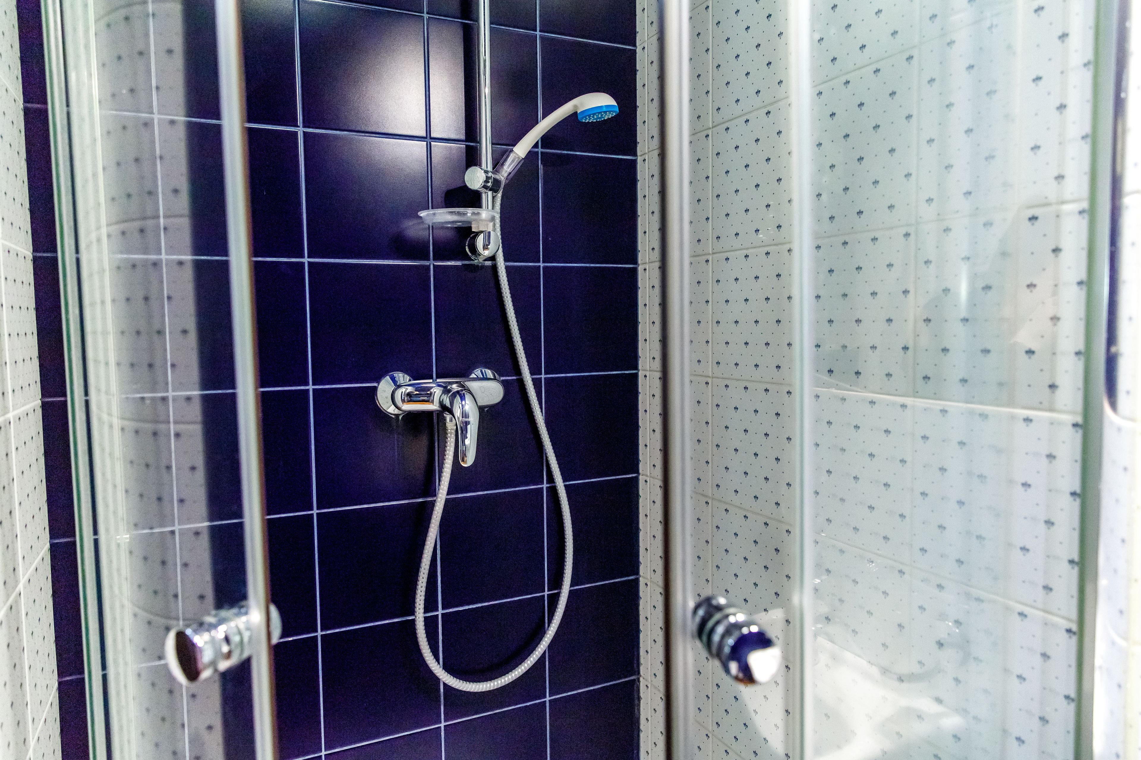 Habitación Deluxe, 1 cama de matrimonio grande, no fumadores | Servicios del cuarto de baño | Secador de pelo, zapatillas y toallas