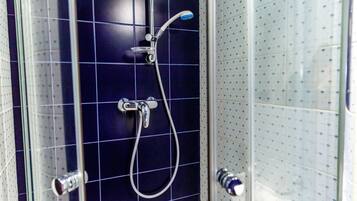 Habitación Deluxe, 1 cama de matrimonio grande, no fumadores | Servicios del cuarto de baño | Secador de pelo, zapatillas y toallas