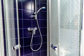 Rom – deluxe, 1 kingsize-seng, ikke-røyk | Baderomsfasiliteter | Hårføner, tøfler og håndklær