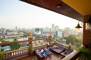 Una piscina al aire libre (de 09:00 a 22:00), sombrillas, tumbonas