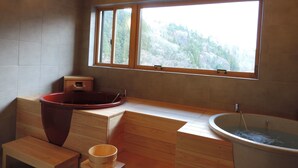 A wooden bath with a window, a red basin, and a wooden stool. - Tsuchiyu Onsen MUKAITAKI (Fukushima)