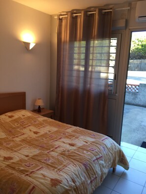 Fer et planche à repasser, Wi-Fi gratuit, draps fournis