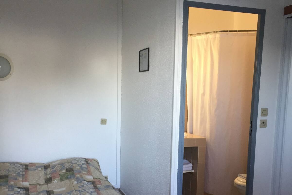 Basic Double Room | Iron/ironing board (on request), WiFi (free), bed sheets