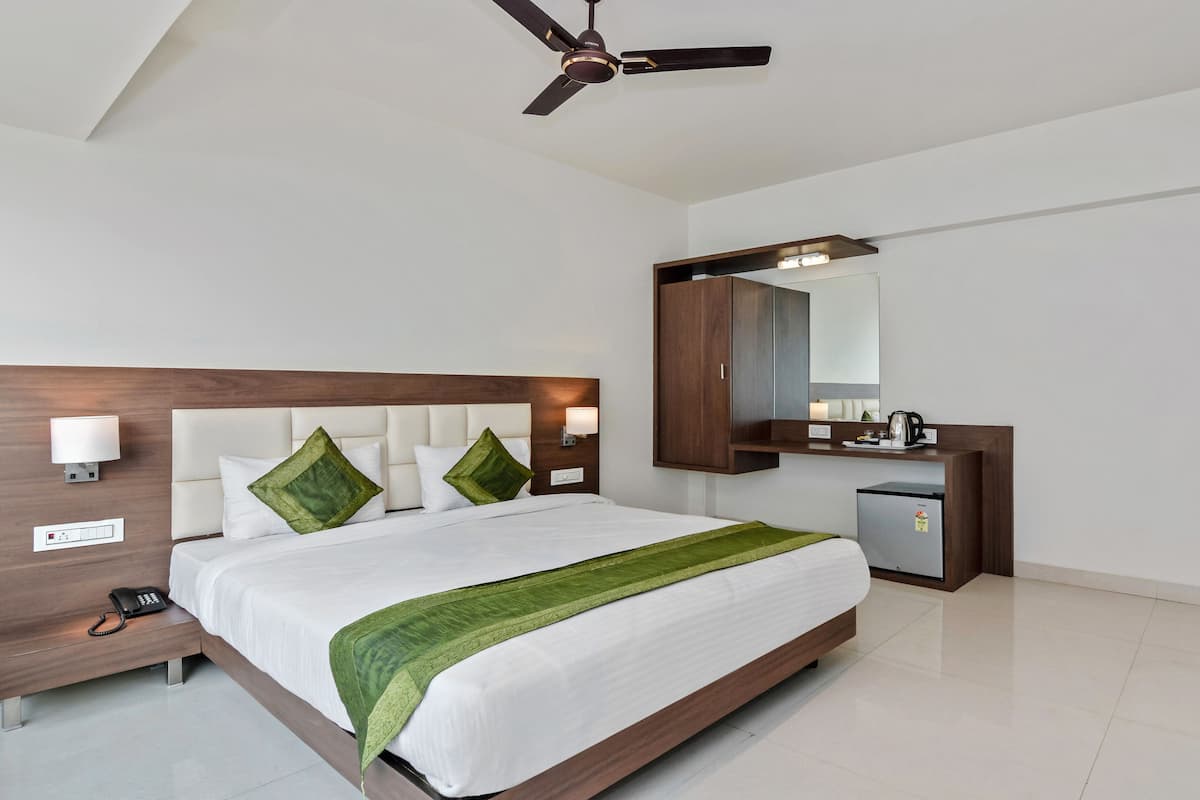 Standard Room, 1 Queen Bed, Non Smoking | Iron/ironing board, rollaway beds, free WiFi, bed sheets