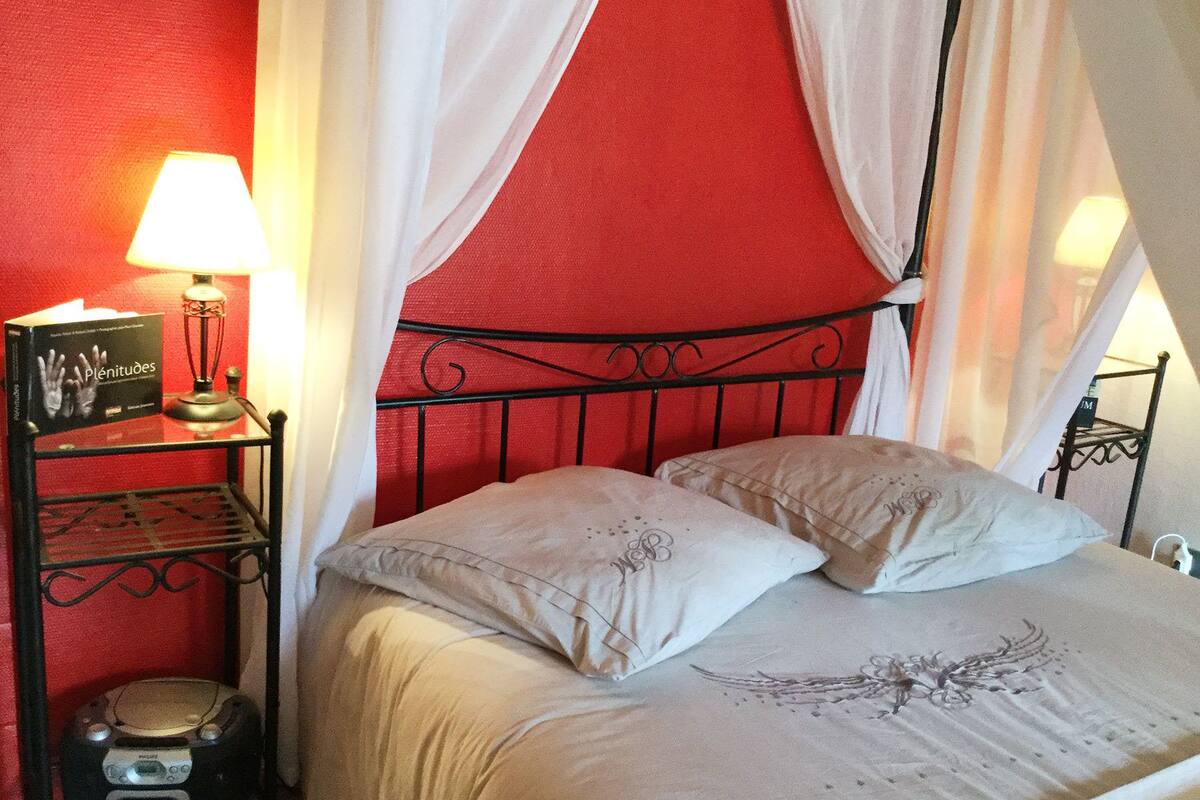 Family Room | Blackout curtains, soundproofing, iron/ironing board, free WiFi