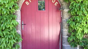 Pintu masuk properti