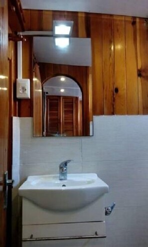 Boot, 5 Schlafzimmer | Waschbecken im Bad
