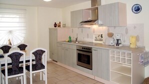 Apartment, 1 Bedroom (1. - incl. Cleaning Fee 55 EUR) | Private kitchen | Coffee/tea maker, fridge, oven, stovetop - Villa Helma (Heringsdorf)