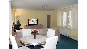 Apartment, 2 Bedrooms, Terrace (2. - incl. Cleaning Fee 55 EUR) | In-room dining - Villa Helma (Heringsdorf)