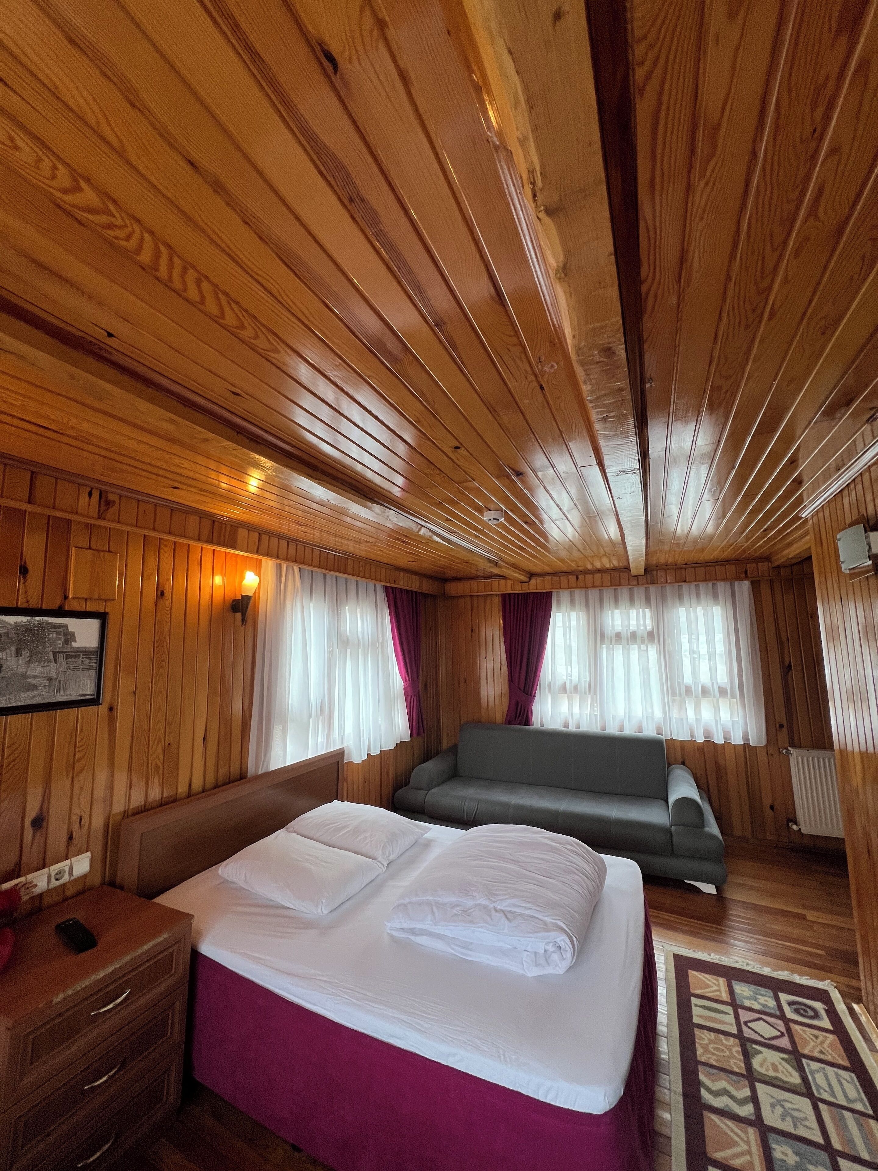 办公桌、免费 WiFi、床单