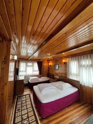 Escritorio, wifi gratis y ropa de cama