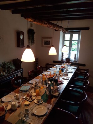 Daily continental breakfast (EUR 6.5 per person) - Domaine Le Petit Moulin (Saint-Hilaire)