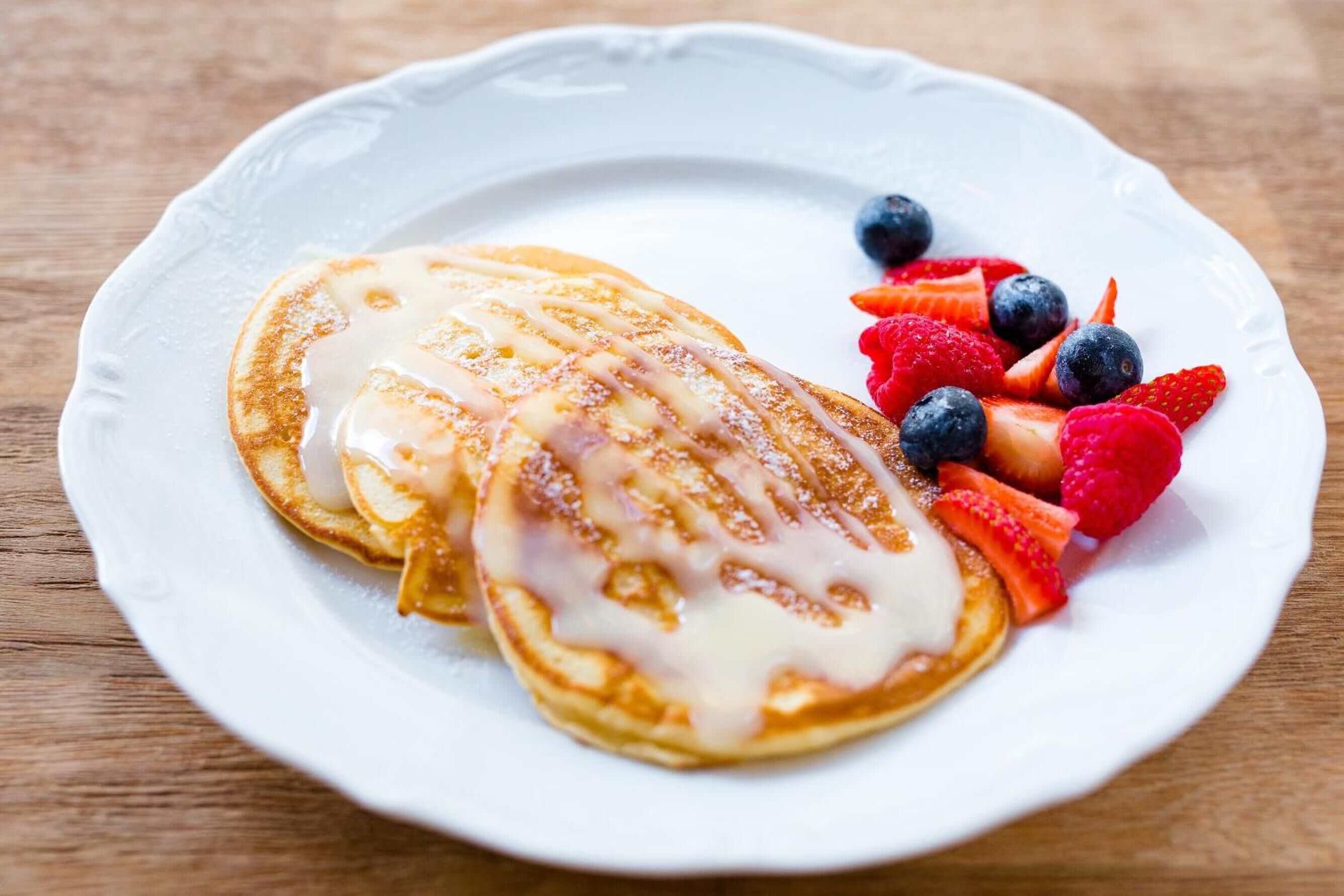 Une assiette de crêpes et de fruits rouges frais.
