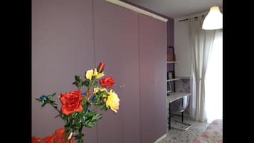 Doppelzimmer, 1 Queen-Bett, Gemeinschaftsbad (King) | Hochwertige Bettwaren, Verdunkelungsvorhänge, Bügeleisen/Bügelbrett