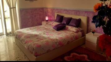 Camera doppia, 1 letto queen, bagno condiviso (King) | Biancheria da letto di alta qualità, tende oscuranti