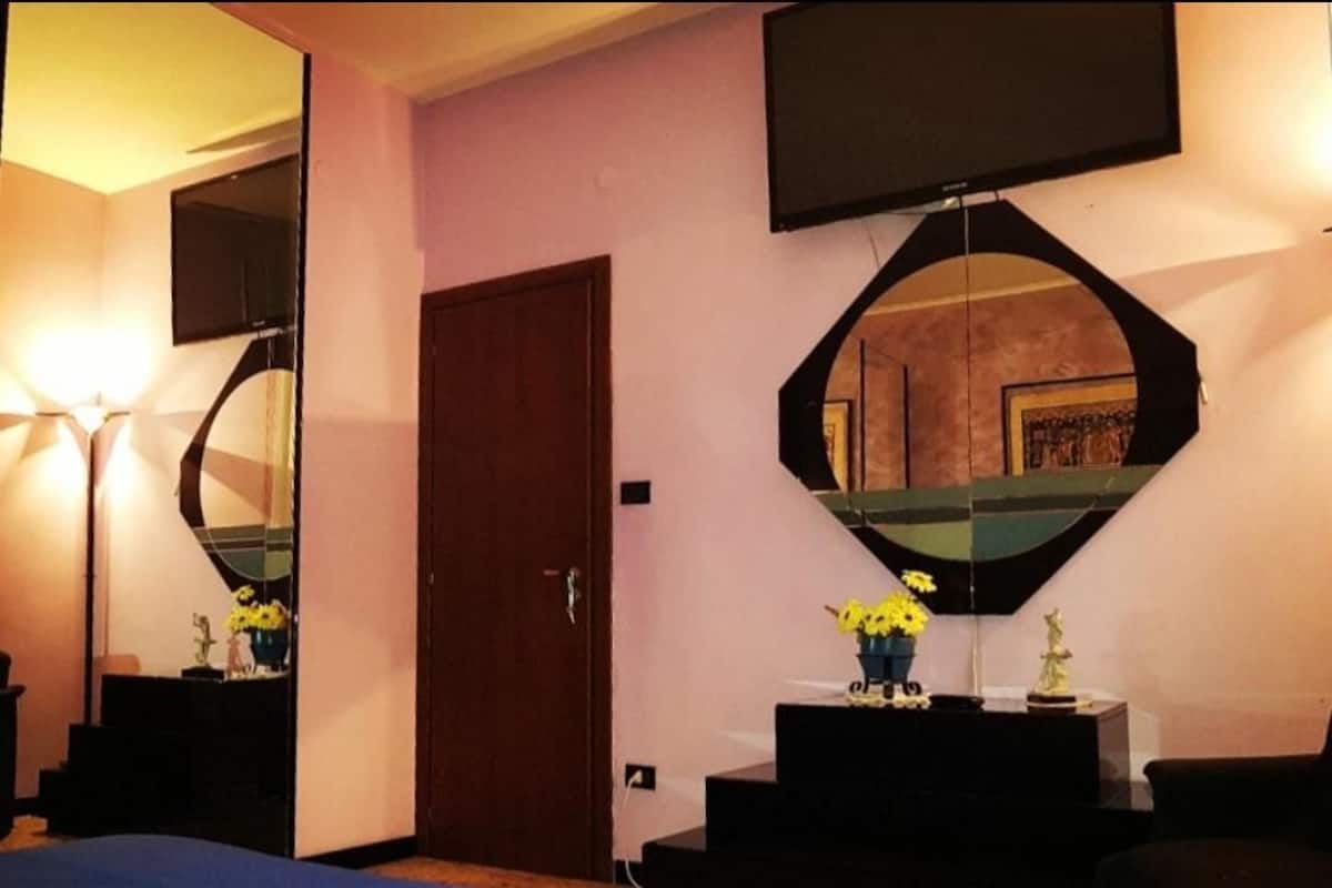 Deluxe Double Room, 1 Queen Bed, Shared Bathroom | Premium bedding, blackout drapes, iron/ironing board