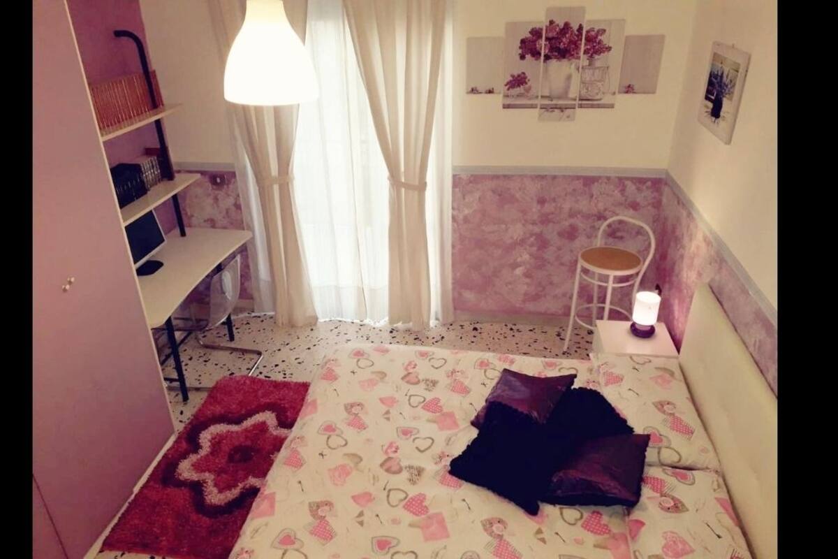 Double Room, 1 Queen Bed, Shared Bathroom (King) | Premium bedding, blackout drapes, iron/ironing board