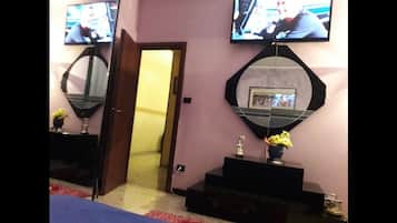 Doppia Deluxe, 1 letto queen, bagno condiviso | Biancheria da letto di alta qualità, tende oscuranti