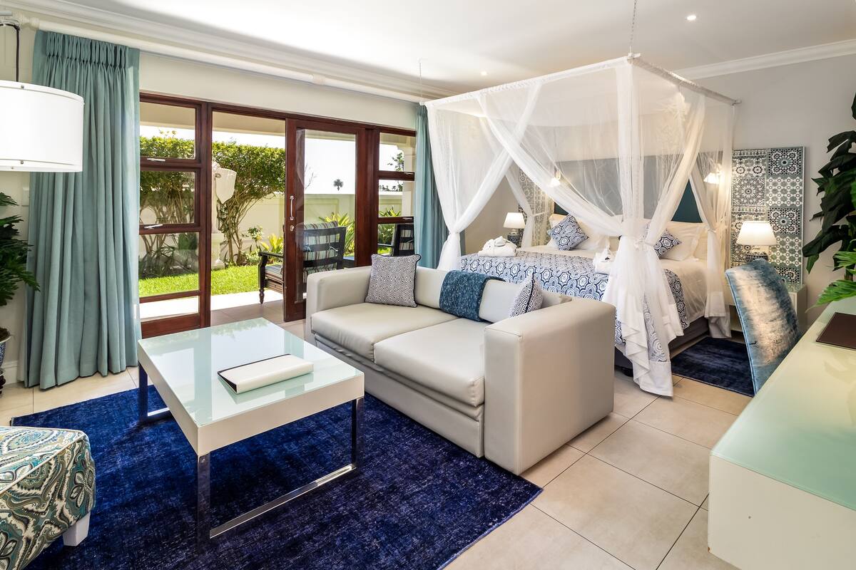 Luxury Suite | In-room safe, desk, iron/ironing board (on request), cribs (free)