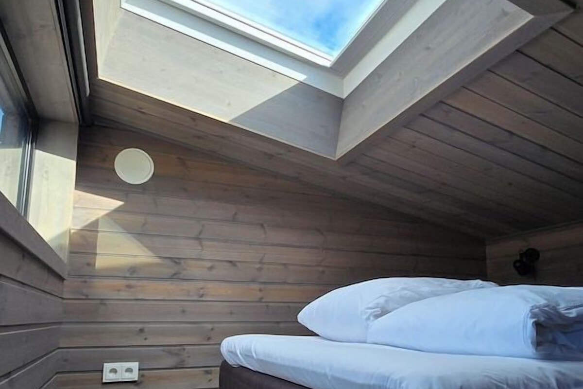 Blackout drapes, WiFi (free), bed sheets