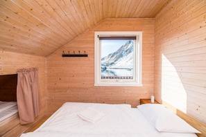 Premium Apartment, Multiple Beds, Non Smoking, Partial Sea View | Blackout drapes, free WiFi, bed sheets - Hemmingodden Lodge (Vestvågøy)