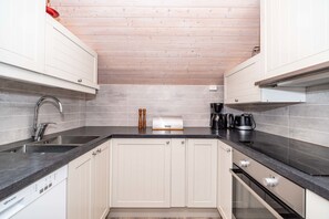 Apartemen Premium, Beberapa Tempat Tidur, Bebas Asap Rokok, pemandangan laut terbatas | Dapur pribadi | Lemari es kecil