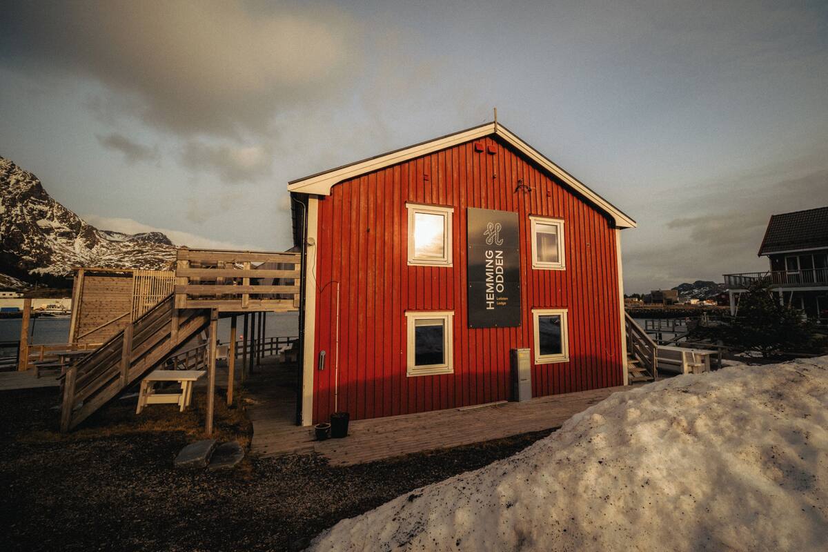 A red wooden building with a sign reading 'Heming Oden.'