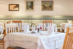 Déjeuner et dîner servis sur place