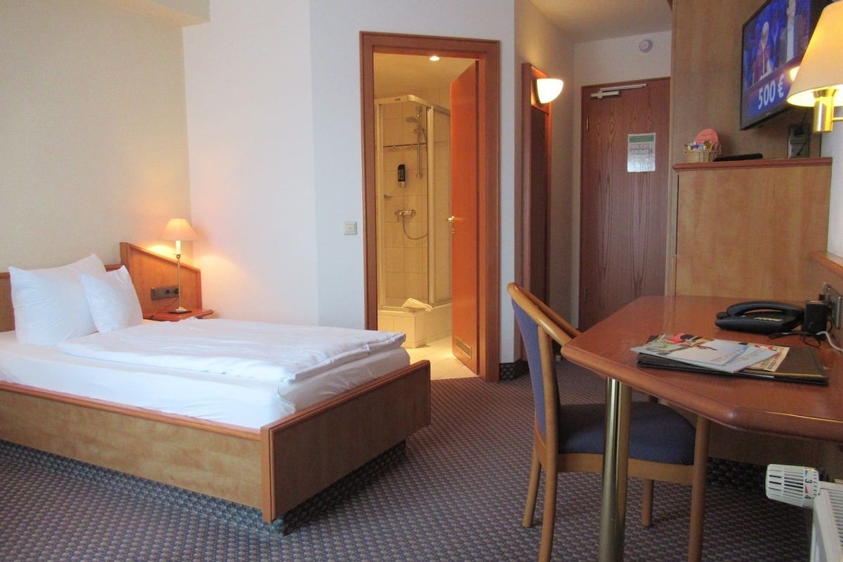 Single Room | Desk, rollaway beds, free WiFi, bed sheets