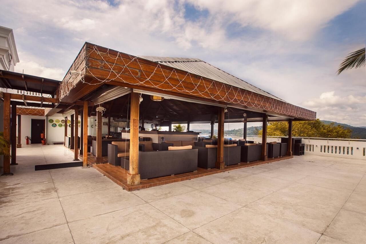 Cocktail bar, ocean views, open daily