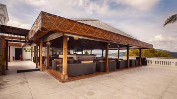 Cocktail bar, ocean views, open daily