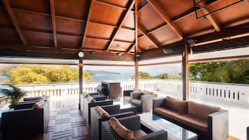 Cocktail bar, ocean views, open daily