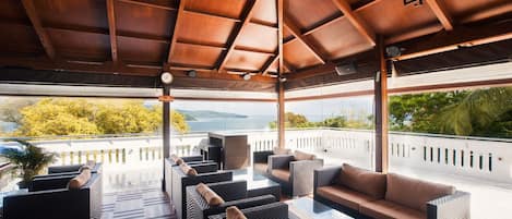 Cocktail bar, ocean views, open daily