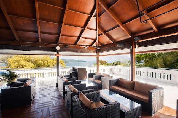Cocktail bar, ocean views, open daily