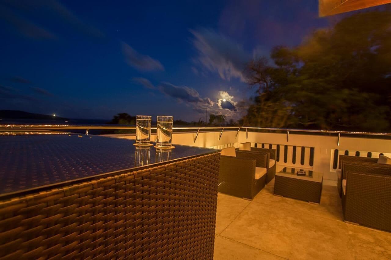 Cocktail bar, ocean views, open daily