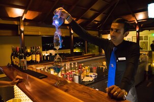 Cocktail bar, ocean views, open daily