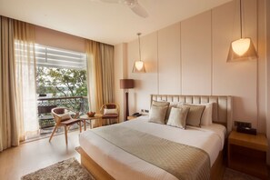 Deluxe-huone | Minibaari, tallelokero huoneessa, työpöytä