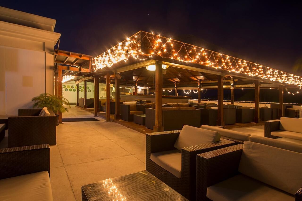Cocktail bar, ocean views, open daily