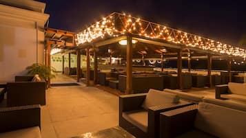 Cocktail bar, ocean views, open daily
